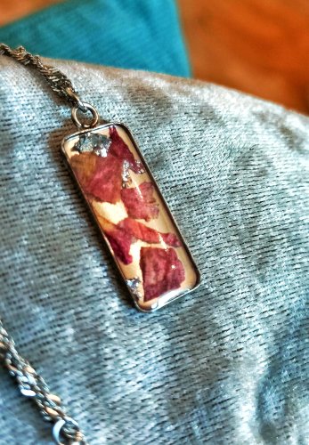 Naszyjnik z prawdziwą piwonią w żywicy – stal nierdzewna | elegancka biżuteria