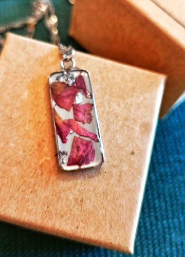 Naszyjnik z prawdziwą piwonią w żywicy – stal nierdzewna | elegancka biżuteria