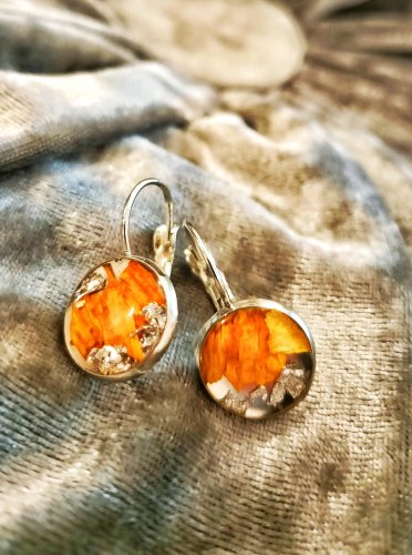 Kolczyki z żywicy ze słonecznikiem – srebrne | stal nierdzewna