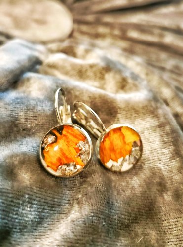 Kolczyki z żywicy ze słonecznikiem – srebrne | stal nierdzewna