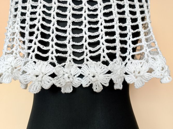 Biała pelerynka komunijna w kwiaty