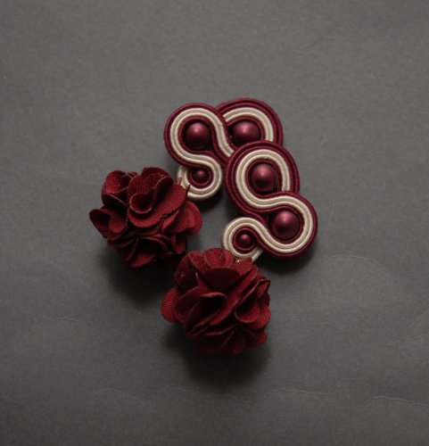 bordowo-kremowe kolczyki lub klipsy sutasz z kwiatkami