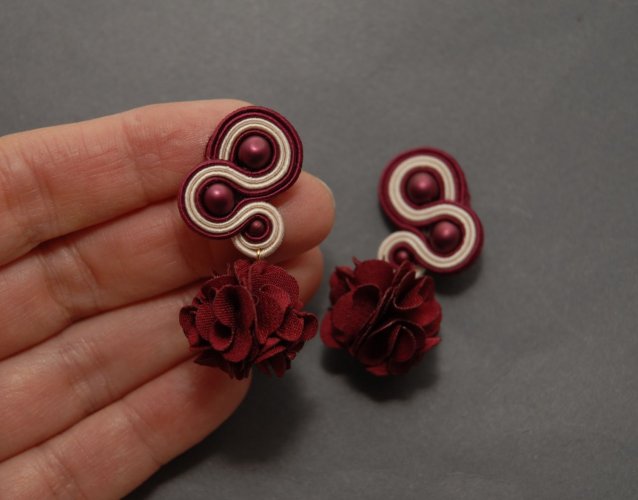 bordowo-kremowe kolczyki lub klipsy sutasz z kwiatkami