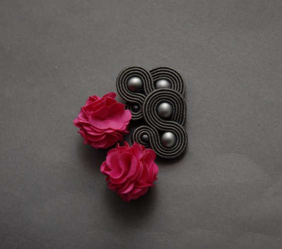 grafitowo-fuksjowe kolczyki lub klipsy sutasz z kwiatkami
