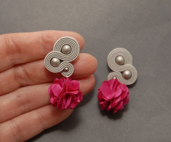 szaro-fuksjowe kolczyki lub klipsy sutasz z kwiatkami