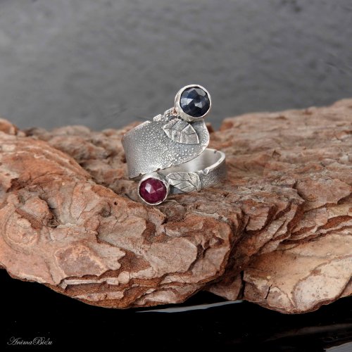 Obrączka srebrna z rubinem i szafirem regulowana