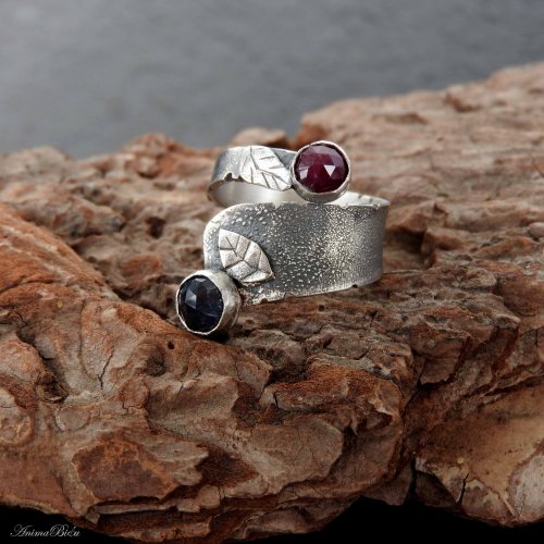 Obrączka srebrna z rubinem i szafirem regulowana