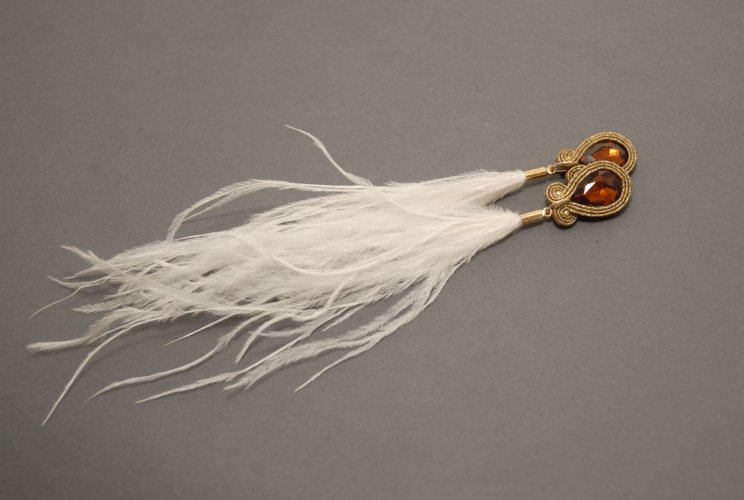 brązowo-białe kolczyki lub klipsy sutasz z piórami