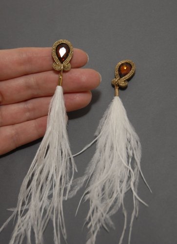 brązowo-białe kolczyki lub klipsy sutasz z piórami