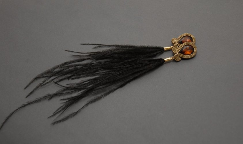 brązowo-czarne kolczyki lub klipsy sutasz z piórami