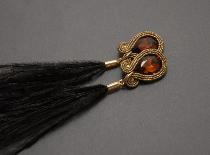 brązowo-czarne kolczyki lub klipsy sutasz z piórami