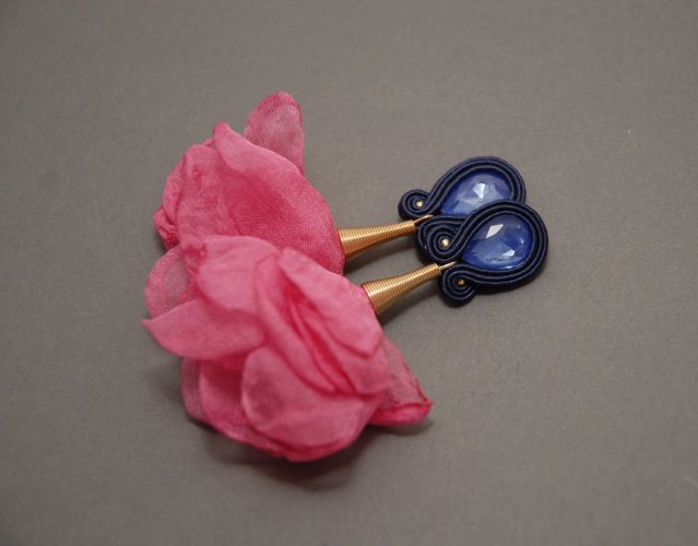 granatowo-fuksjowe kolczyki / klipsy sutasz z kwiatkiem