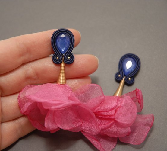 granatowo-fuksjowe kolczyki / klipsy sutasz z kwiatkiem
