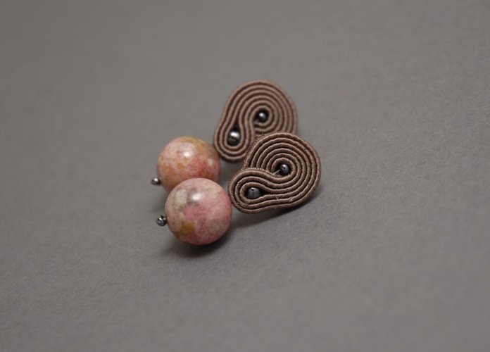 małe kolczyki sutasz z rodonitami