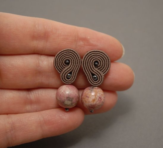 małe kolczyki sutasz z rodonitami