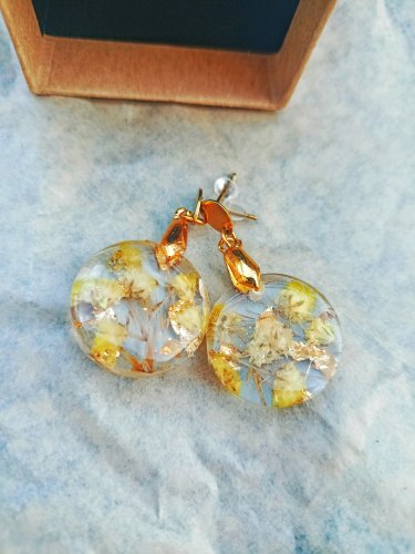 Kolczyki handmade z prawdziwą gipsówką | Pozłacana stal nierdzewna | Żywica Resin Pro | Elegancka biżuteria z kwiatami