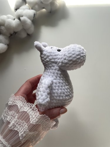 Uroczy biały stworek 18 cm – ręcznie wykonana maskotka