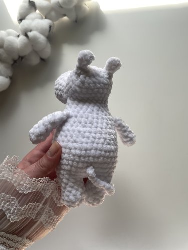 Uroczy biały stworek 18 cm – ręcznie wykonana maskotka