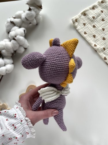 Uroczy smoczek – ręcznie wykonana maskotka 23 cm
