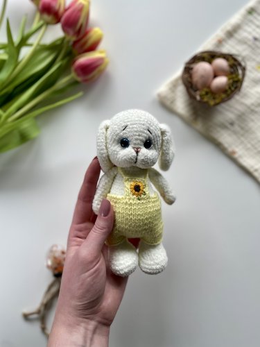 Delikatny króliczek z miękkiej włóczki – maskotka 18 cm