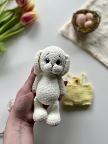 Delikatny króliczek z miękkiej włóczki – maskotka 18 cm