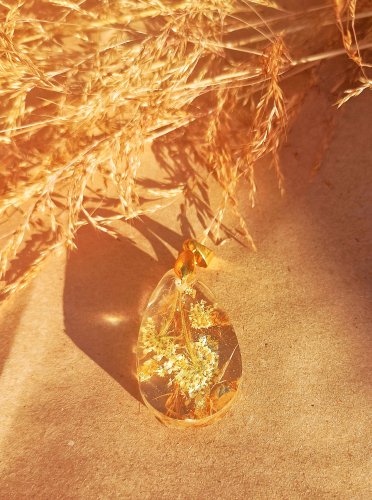 Duży wisiorek handmade z prawdziwą dziką marchwią w żywicy Resin Pro | Kropla | Pozłacana krawatka | Biżuteria z suszonymi kwiatami | Idealny na prezent