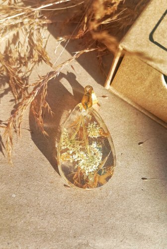 Duży wisiorek handmade z prawdziwą dziką marchwią w żywicy Resin Pro | Kropla | Pozłacana krawatka | Biżuteria z suszonymi kwiatami | Idealny na prezent