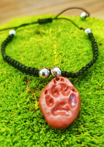 Bransoletka makramowa handmade z odciskiem łapy wilka | Unisex | Ręcznie rzeźbiona zawieszka z glinki polimerowej | Regulowana | Idealna na prezent