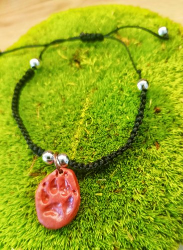 Bransoletka makramowa handmade z odciskiem łapy wilka | Unisex | Ręcznie rzeźbiona zawieszka z glinki polimerowej | Regulowana | Idealna na prezent
