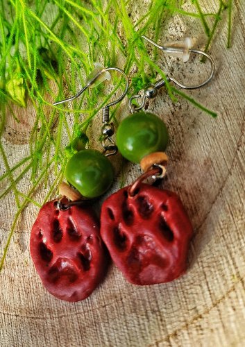 Długie kolczyki handmade z odciskiem łapy wilka | Glinka polimerowa | Stal nierdzewna | Leśna biżuteria boho | Idealne na prezent