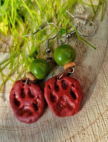 Długie kolczyki handmade z odciskiem łapy wilka | Glinka polimerowa | Stal nierdzewna | Leśna biżuteria boho | Idealne na prezent