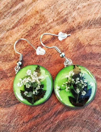 Kolczyki handmade z kwiatem dzikiej marchwi | Pistacjowa żywica Resin Pro | Stal nierdzewna | 4 × 2 cm