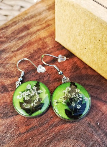 Kolczyki handmade z kwiatem dzikiej marchwi | Pistacjowa żywica Resin Pro | Stal nierdzewna | 4 × 2 cm