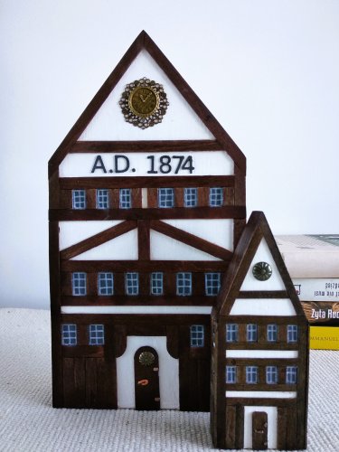 Szachulcowe kamieniczki A.D.1874 - podpórka do książek .
