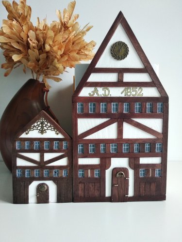 Podpórka do książek. Szachulcowy Dom.