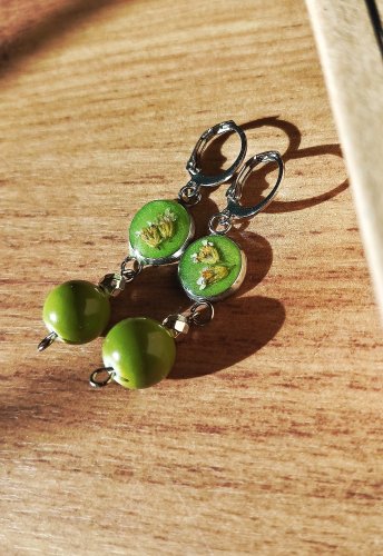 Pistacjowe kolczyki z prawdziwymi białymi kwiatami – biżuteria z żywicy, boho, handmade