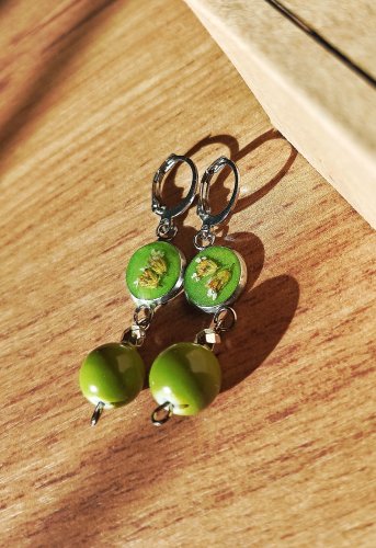 Pistacjowe kolczyki z prawdziwymi białymi kwiatami – biżuteria z żywicy, boho, handmade