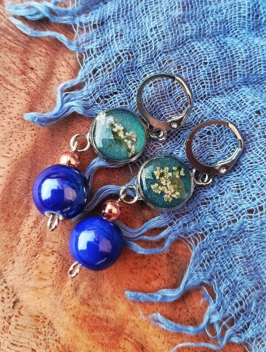 Niebieskie kolczyki z prawdziwymi kwiatami marchwi – żywica epoksydowa, stal nierdzewna, handmade