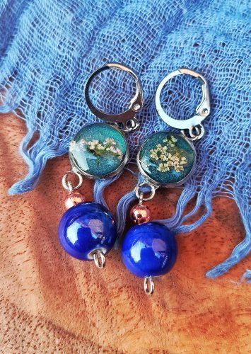 Niebieskie kolczyki z prawdziwymi kwiatami marchwi – żywica epoksydowa, stal nierdzewna, handmade
