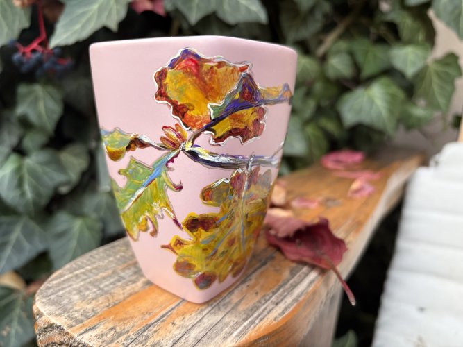 Różowy, porcelanowy kubek ręcznie malowany Jesienne liście
